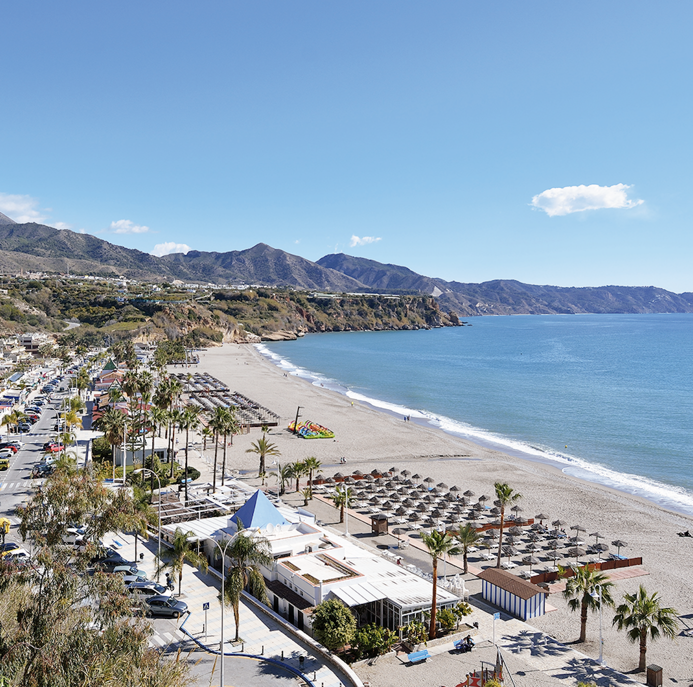 Hamacas y sombrillas en la Playa de Burriana, Nerja — reserva hamaca Nerja