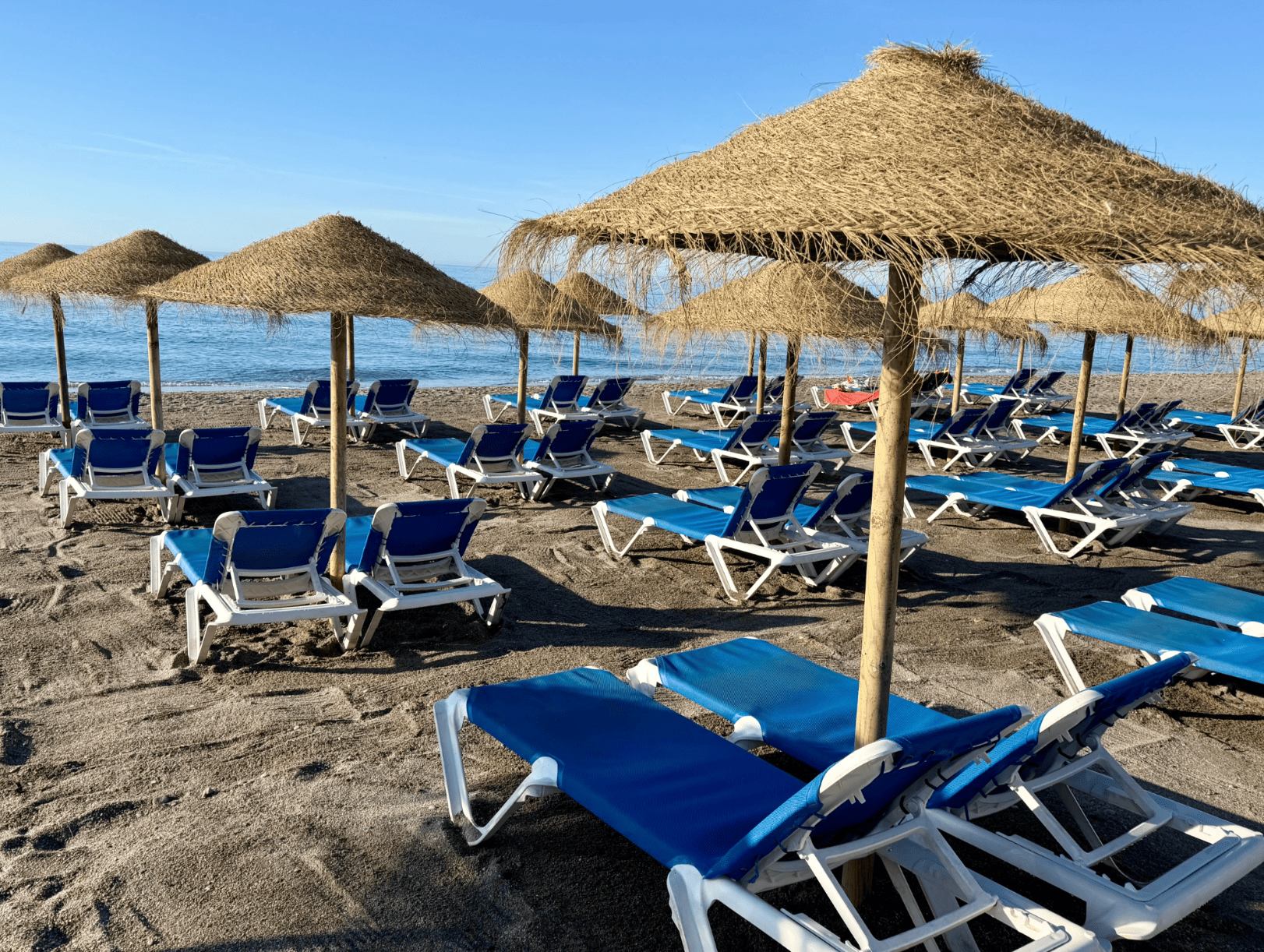 Vista de las hamacas Burriana y sombrillas en Nerja — reserva hamaca Burriana